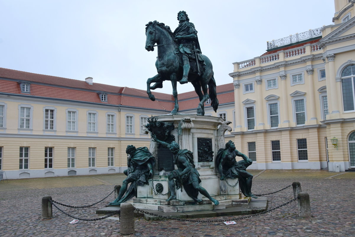 Германия.  Дворец Шарлоттенбург...статуя курфюрста Фридриха Вильгельма I - Galina Leskova