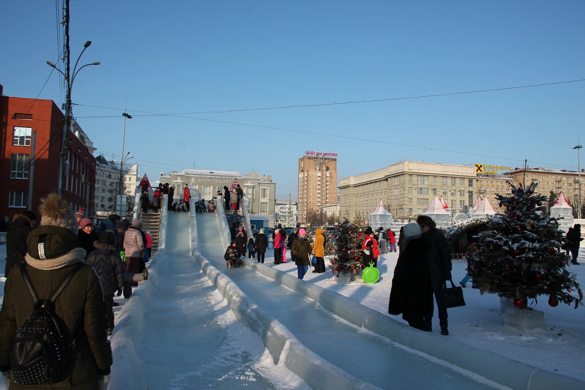 Ледяная горка на городской ёлке - Олег Афанасьевич Сергеев