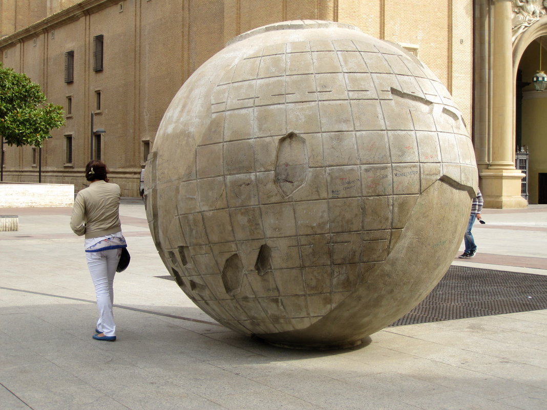 Каменный шар на площади Пилар в Сарагосе. - Gen Vel