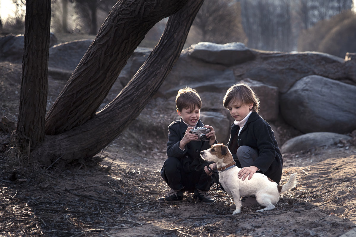 Мальчики фотографируют собаку - Elena Jukovskaia