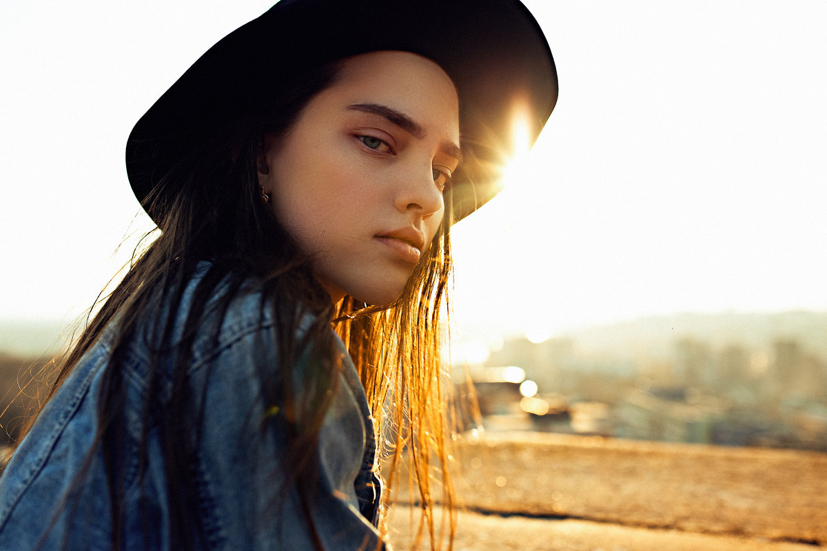 Девушка в шляпе на крыше дома на фоне яркого блика солнца - Lenar Abdrakhmanov