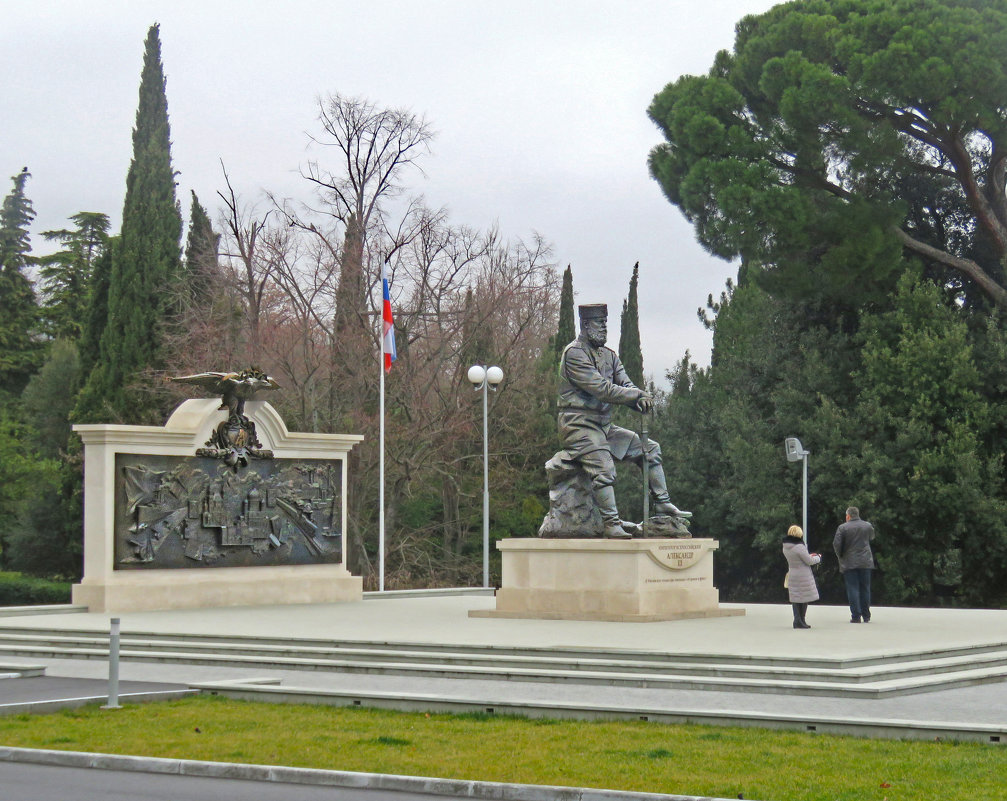 Памятник Александру III в Ливадии. - ИРЭН@ .