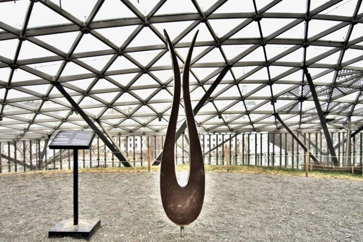 Скульптура «Тюльпан» под "Стеклянной корой" - Елена (ЛенаРа)