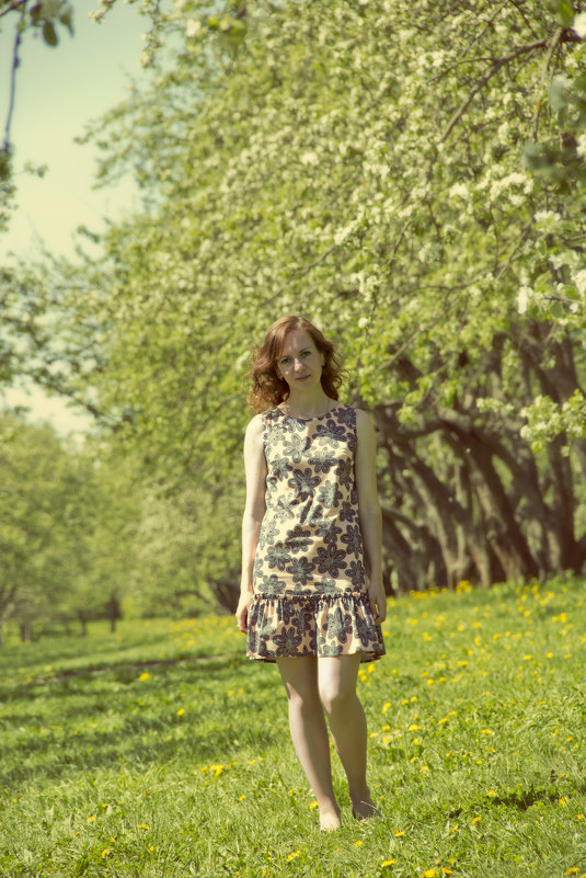 Девушка в яблоневом саду - Нина Кулагина