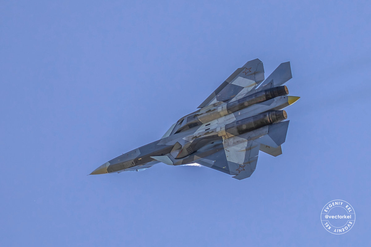 Су-57 во время демонстрационного полета! - Евгений Кель