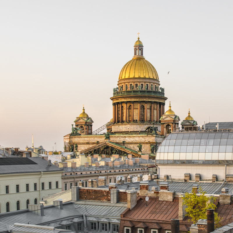 Над петербургскими крышами возвышается Исаакиевский собор - Максим Хрусталев
