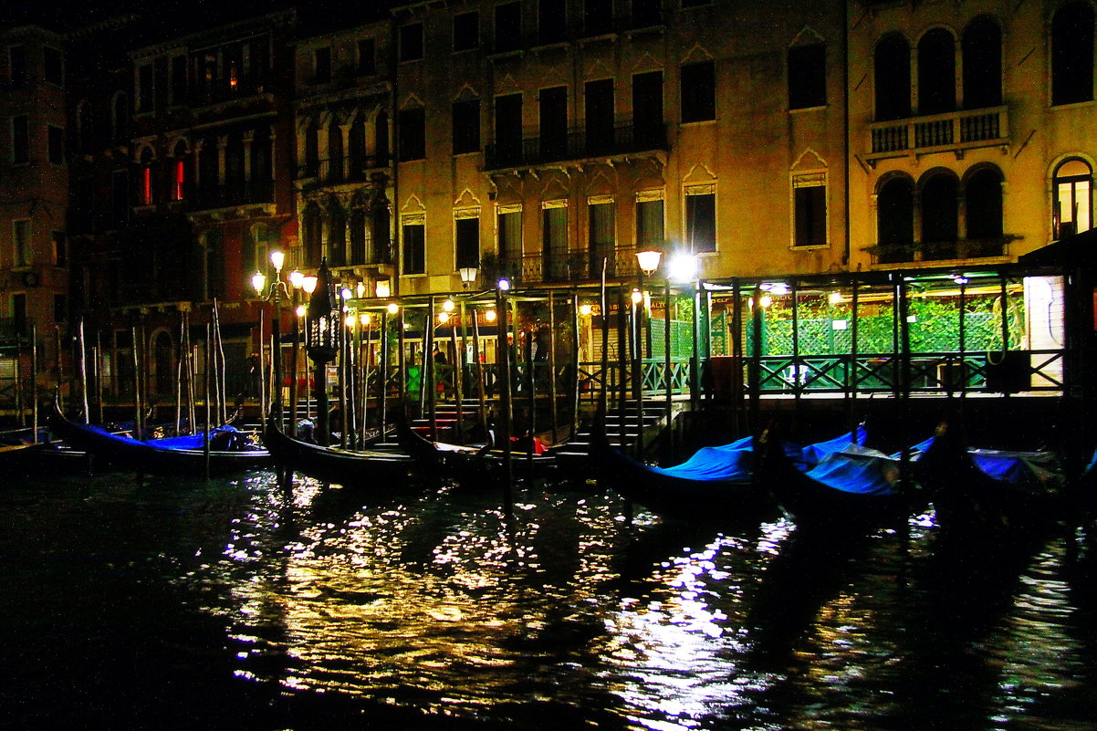 Парковка у отеля, жизнь ночной Венеции - M Marikfoto