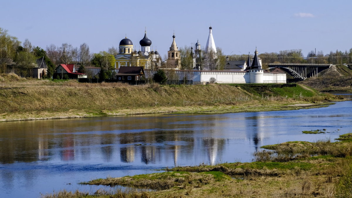 Старцикий монастырь на берегу узкой реки Волга - Георгий А
