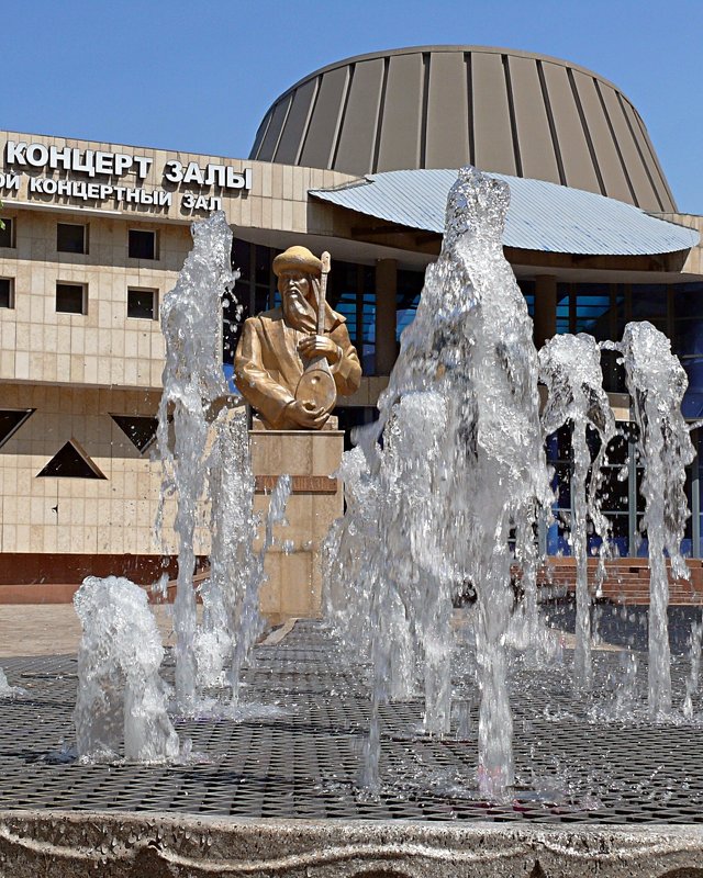 Памятник Курмангазы у центрального концертного зала консерватории, г. Алма-Ата - Асылбек Айманов