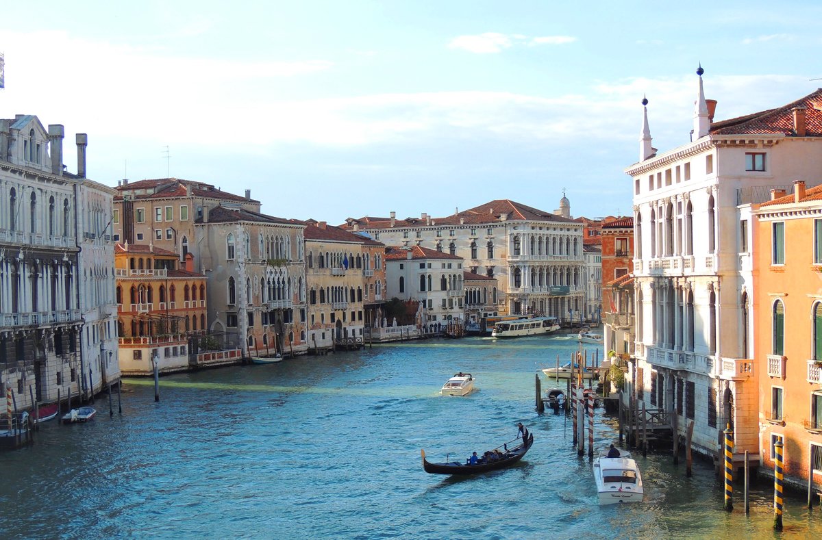 В водах своих  играя лежит Венеция златая и машет веслами гондол - Гала 