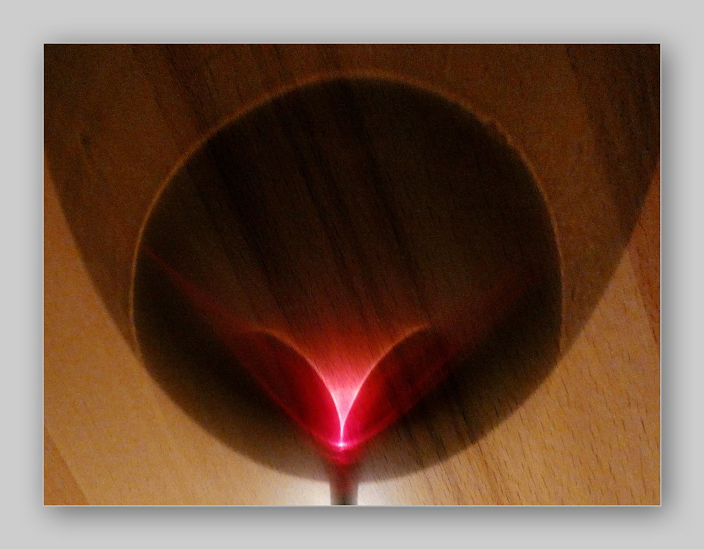 стакан красного вина и света .... - Heinz Thorns