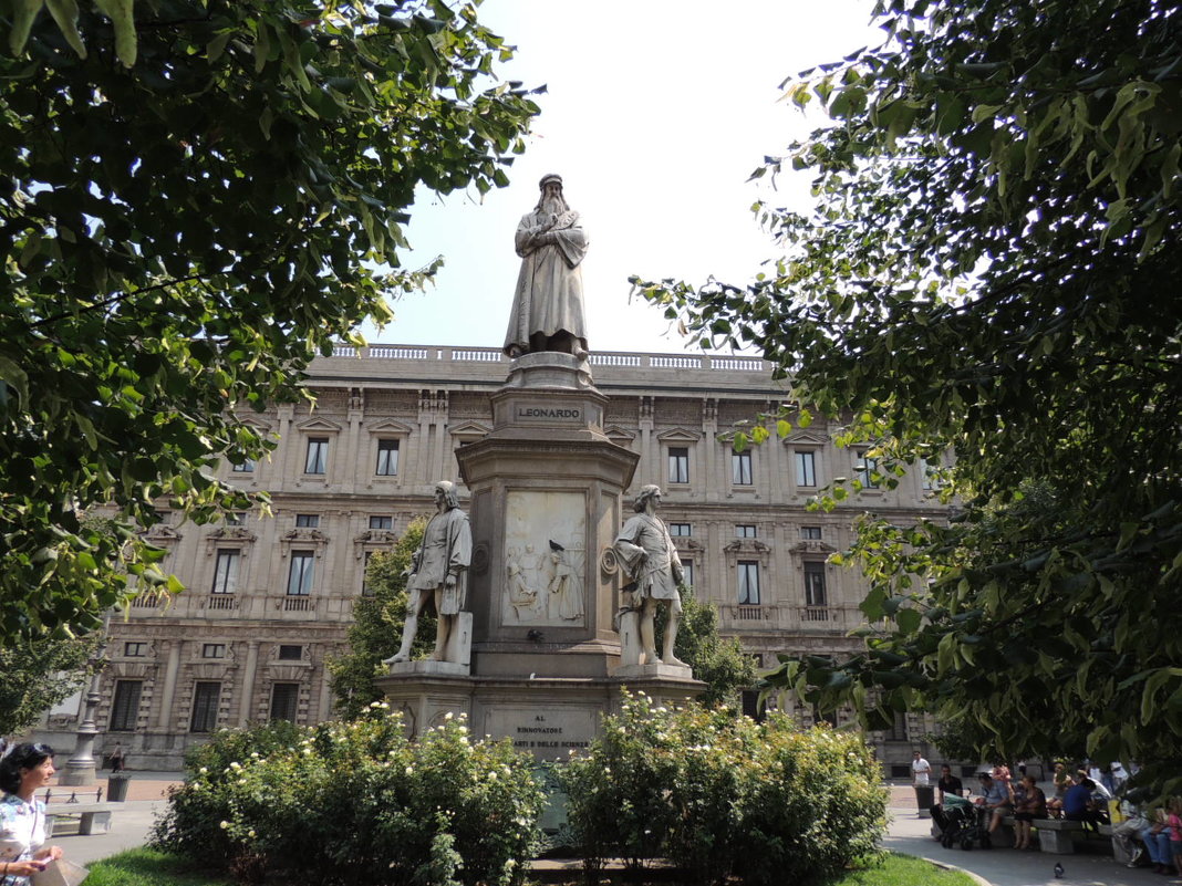 Памятник Леонардо да Винчи  на площади Ла Скала - Гала 