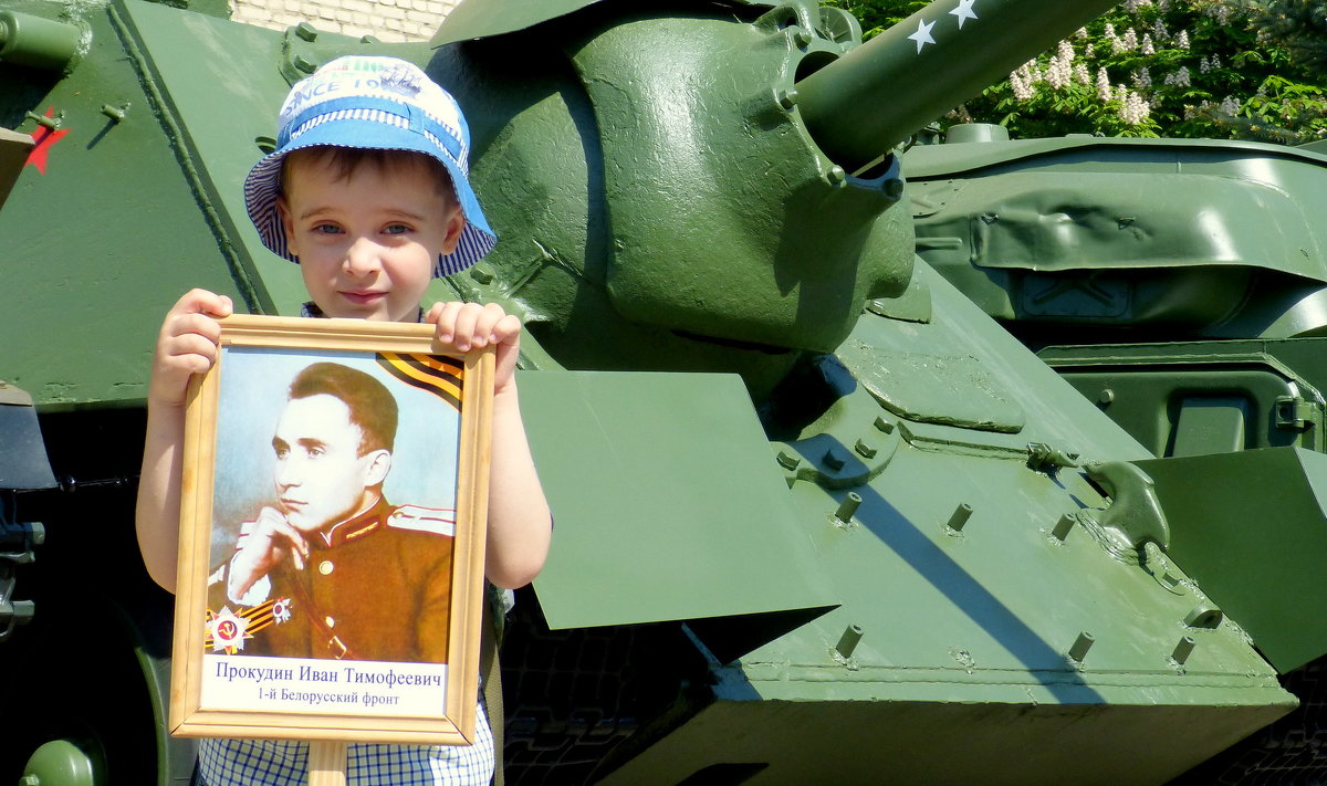 возле Су-100 (дед на таком в Восточной Пруссии воевал) - Александр Прокудин