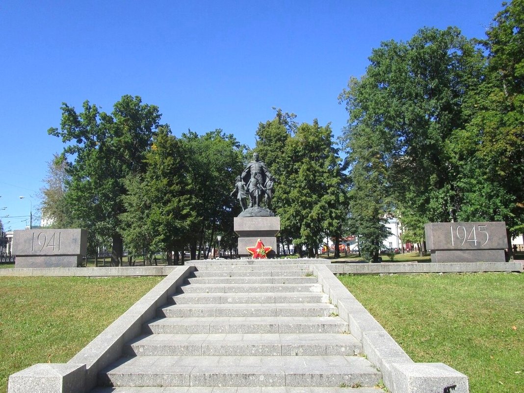 Памятник "Воинам, отстоявшим мир и свободу в борьбе с фашизмом" - Ольга Довженко