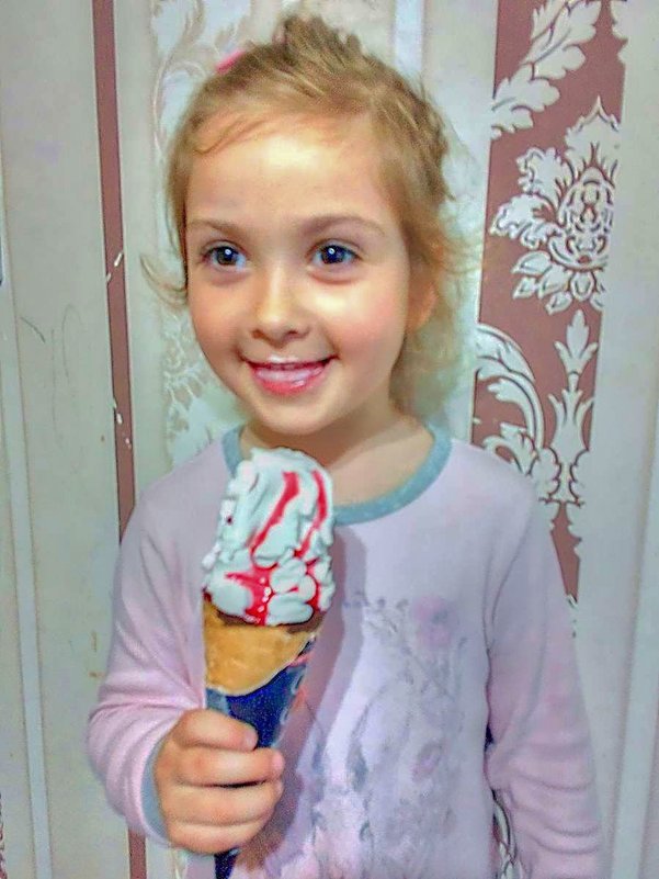 девочка с мороженым - Александр Корчемный