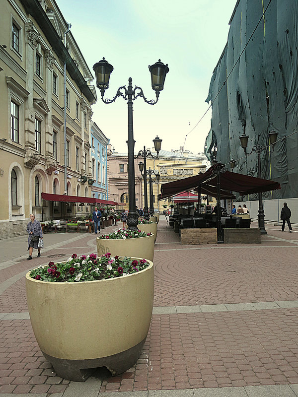 Фонтан на Малой Садовой улице в Cанкт-Петербурге