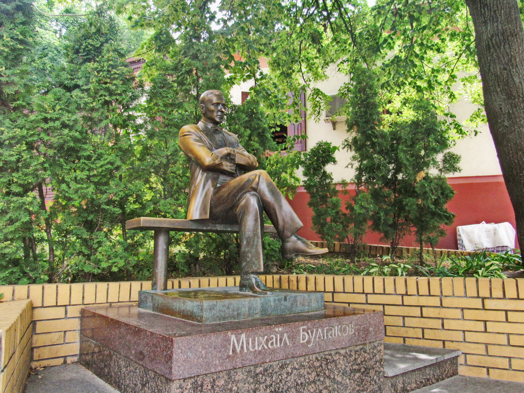 Памятник М.А. Булгакову - Андрей K.