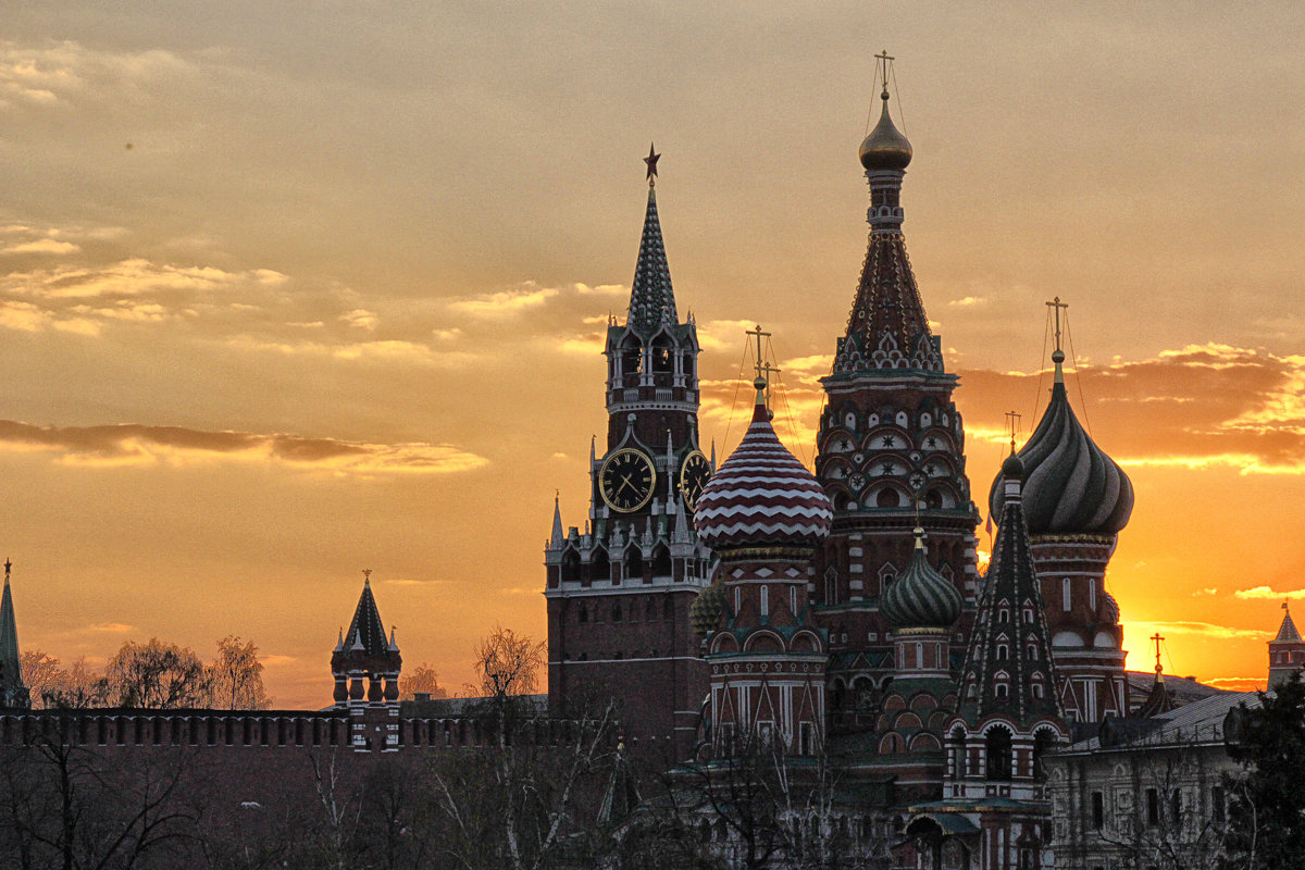 Закатными лучами тихий вечер мерцая, растворился над Москвой - Nina Karyuk