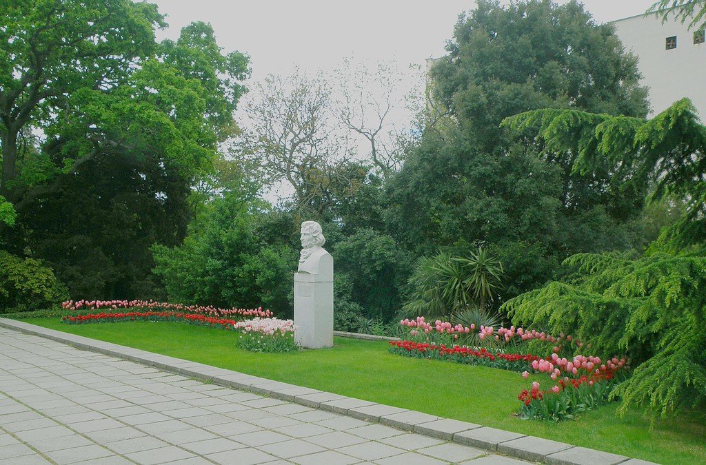 Памятник основателю Никитского ботанического сада - Александр Рыжов