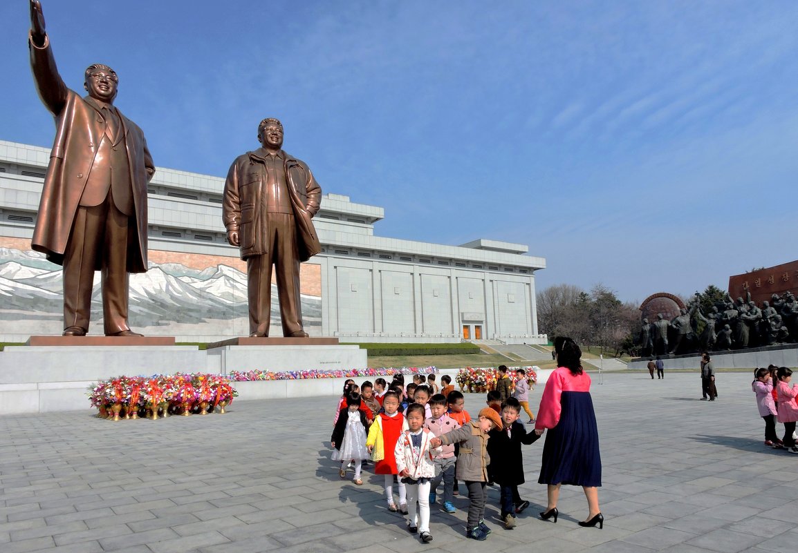 Памятник Ким Чен Иру и Ким Ир Сену на холме Мансудэ - Tatiana Belyatskaya