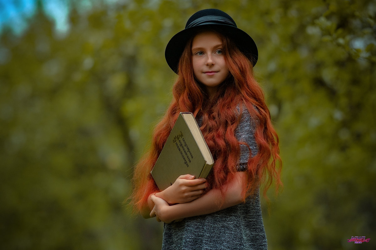 Девочка с книгой на кенон 450д - Евгений MWL Photo