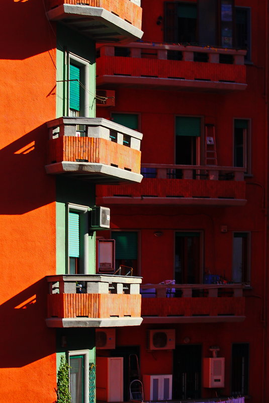 Балконы на красной стене - M Marikfoto
