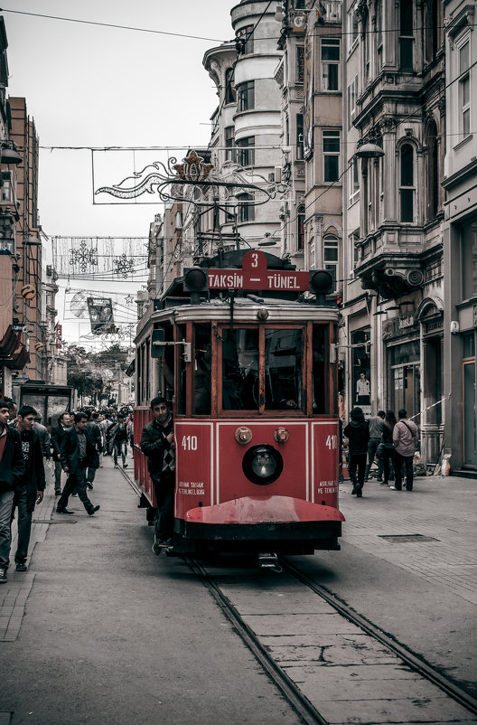 Busy Taksim street in cloudy weather. - Евгений Бубнов