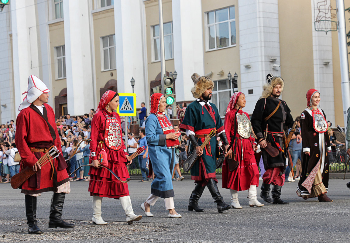 Парад в национальных костюмах - Nina Karyuk