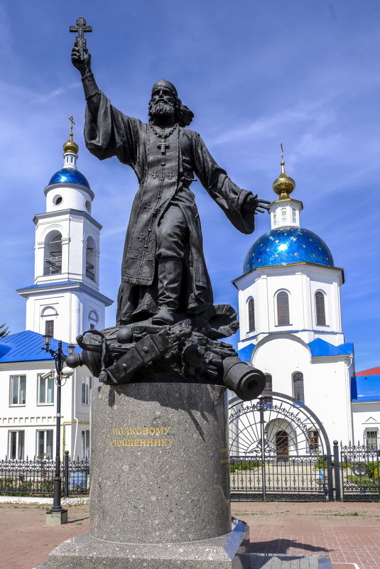 Памятник 1812 г. на фоне Казанского собора - Георгий А