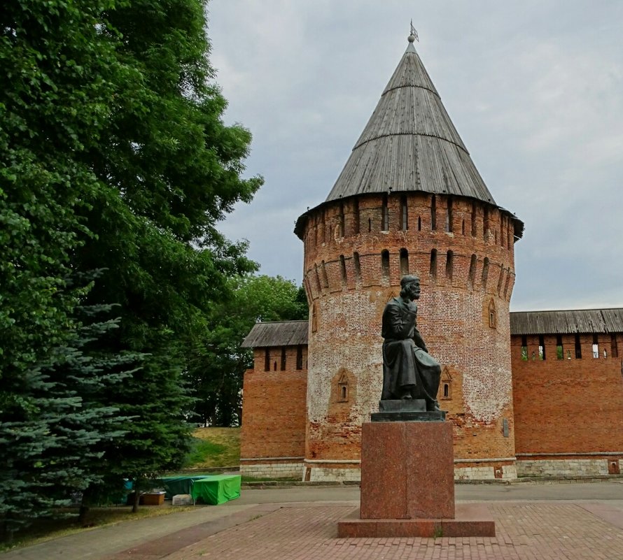 Памятник зодчему Фёдору Коню на фоне башини Крепостной стены "Громовая". - Милешкин Владимир Алексеевич 