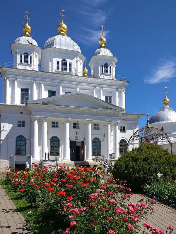 Синева июньского неба, цветущие розы и золотые купола Казанского монастыря Ярославля - Николай Белавин