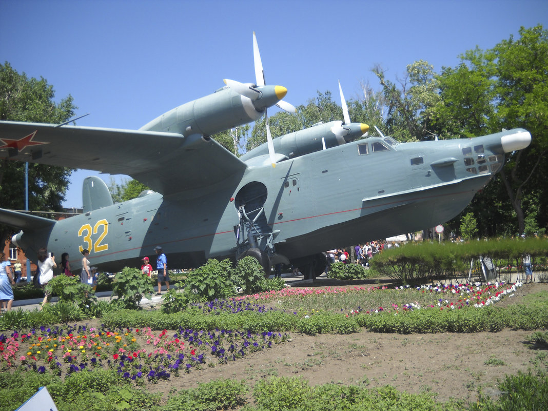 Таганрог Авиашоу 2019 - Самолёт Амфибия "БЕ-12ПС (ЗЕ) Памятник - Victoria 