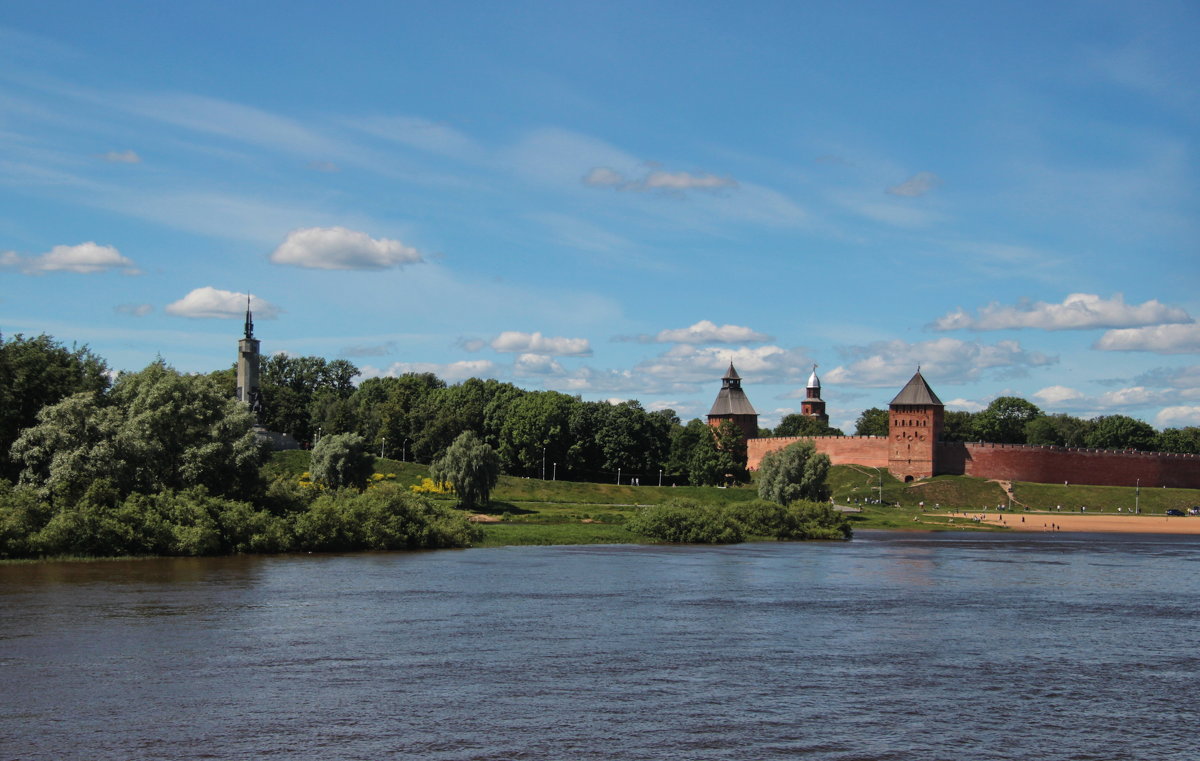 У стен Новгородского Кремля. - Маргарита ( Марта ) Дрожжина