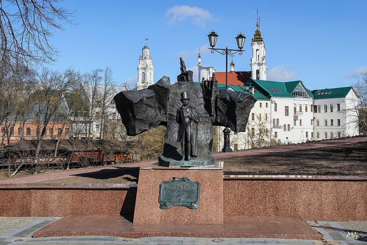 *** - Роланд Дубровский