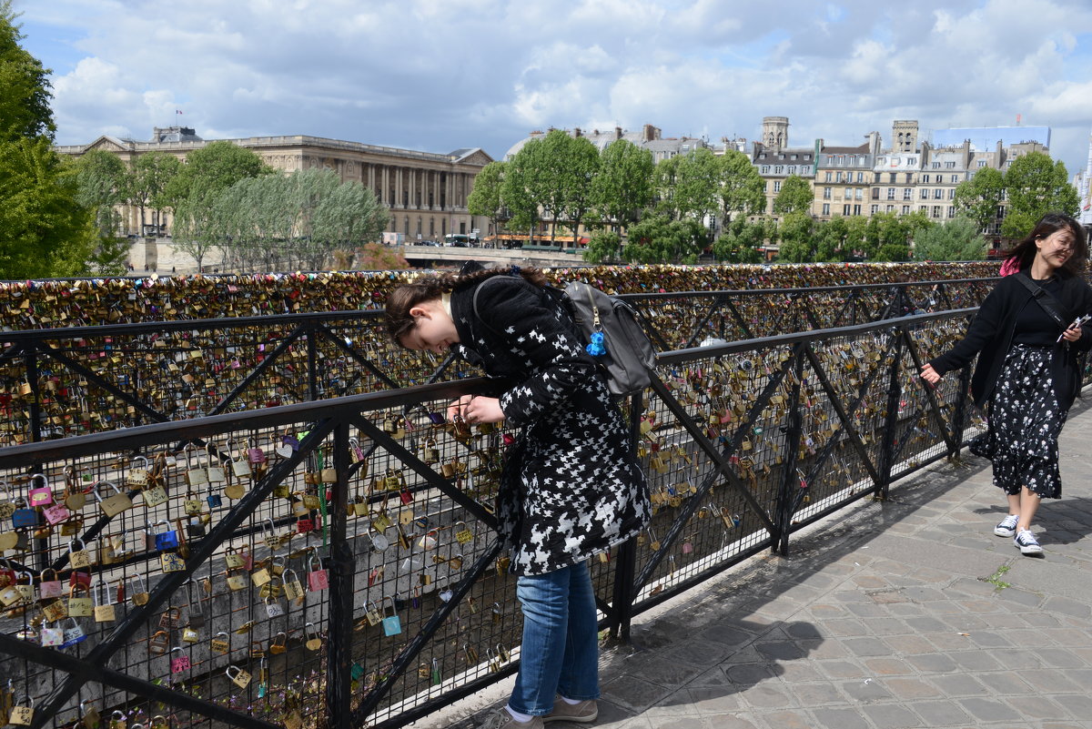 Замочки на счастье на мостах через Сену, Париж - Генрих 