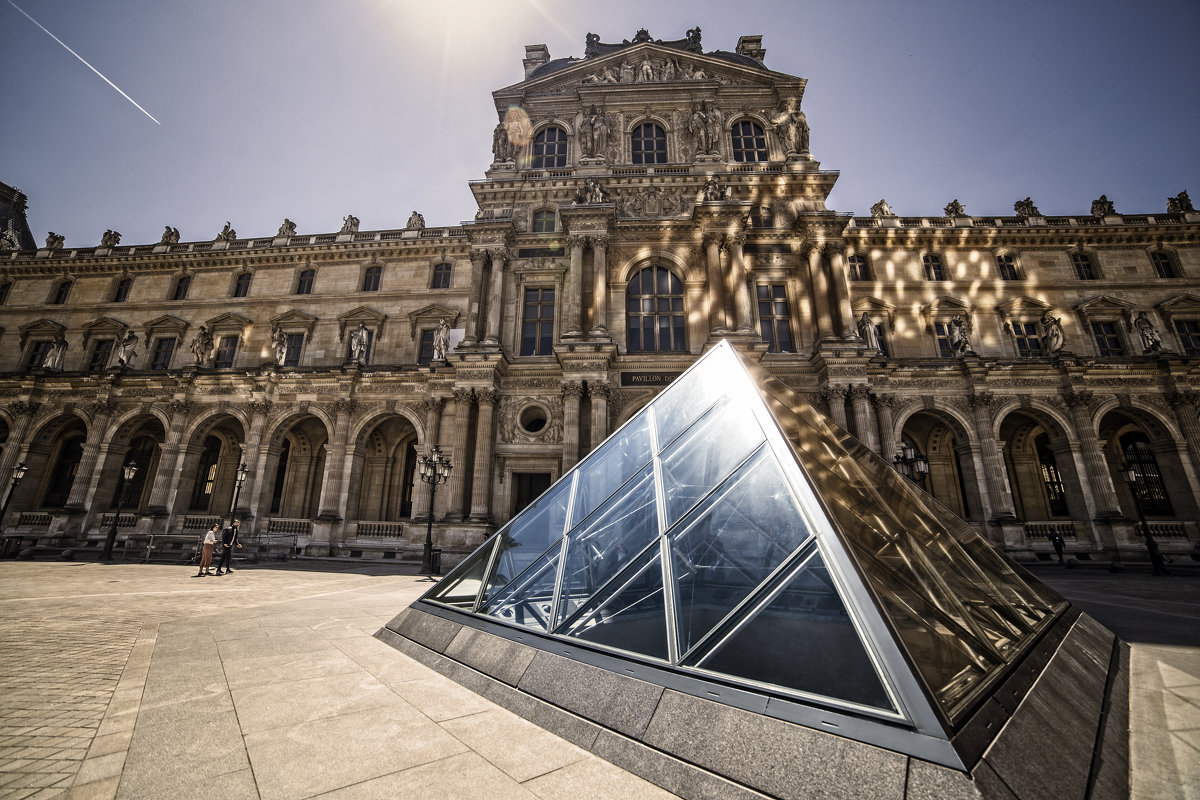 Pyramid of the Louvre in Paris France - Марианна Привроцкая www.zadnipryanaya.ru