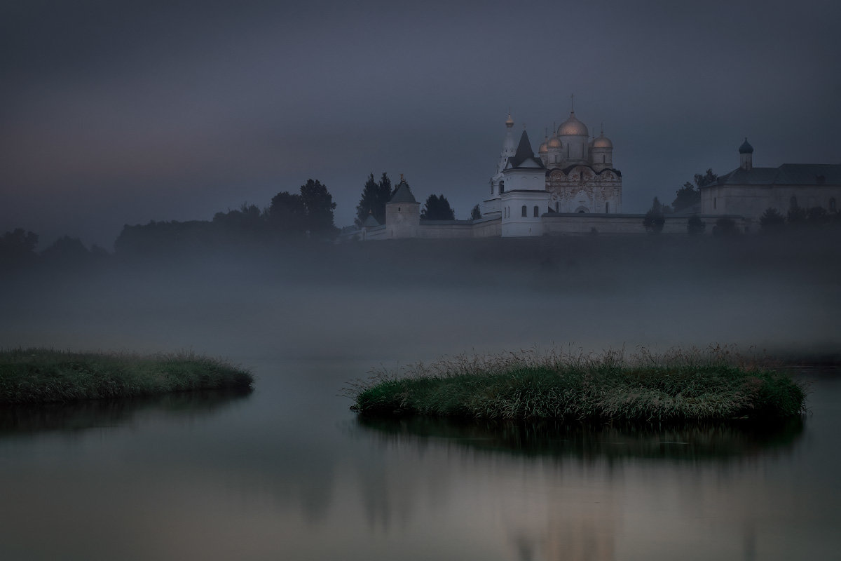 Туманный рассвет у монастыря - Fuseboy 