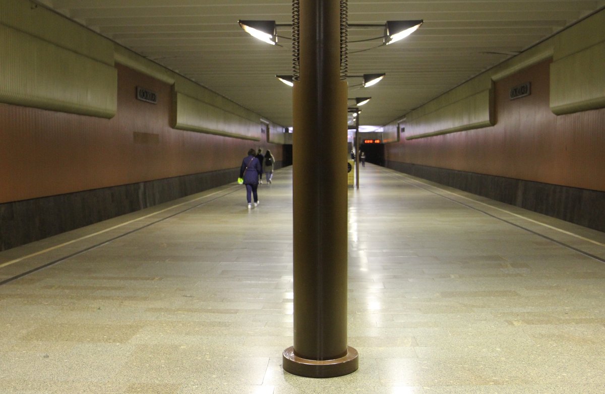 Станция  метро - Валерий 