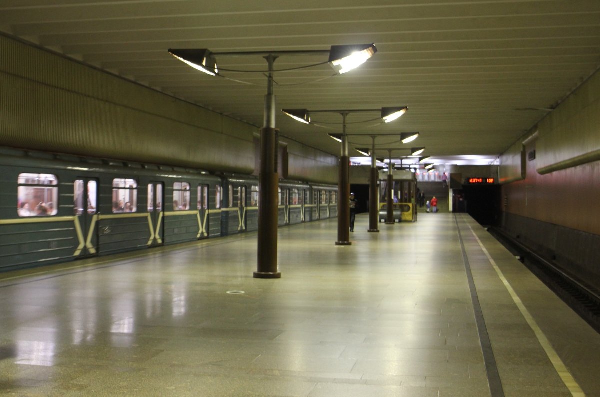 Станция метро - Валерий 