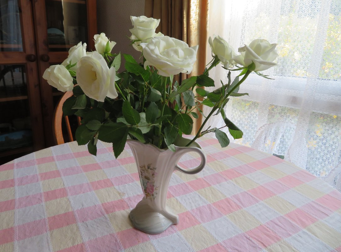 Белые розы в интерьере - Natalia Harries