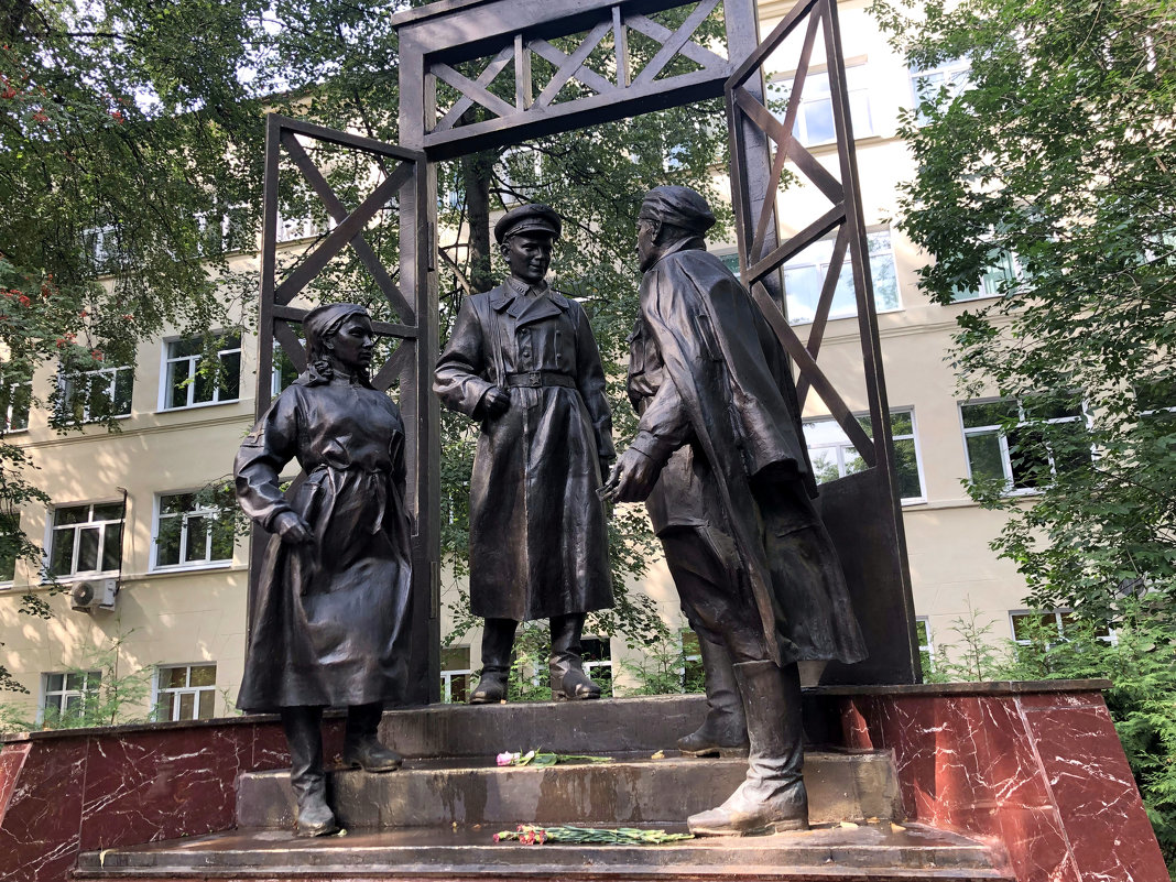 Памятник медикам - Елена 