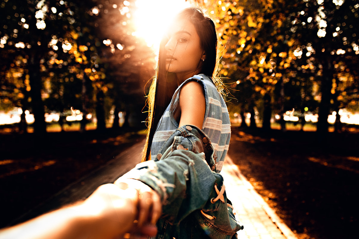 Девушка в платье на фоне солнечного блика в летнем парке - Lenar Abdrakhmanov