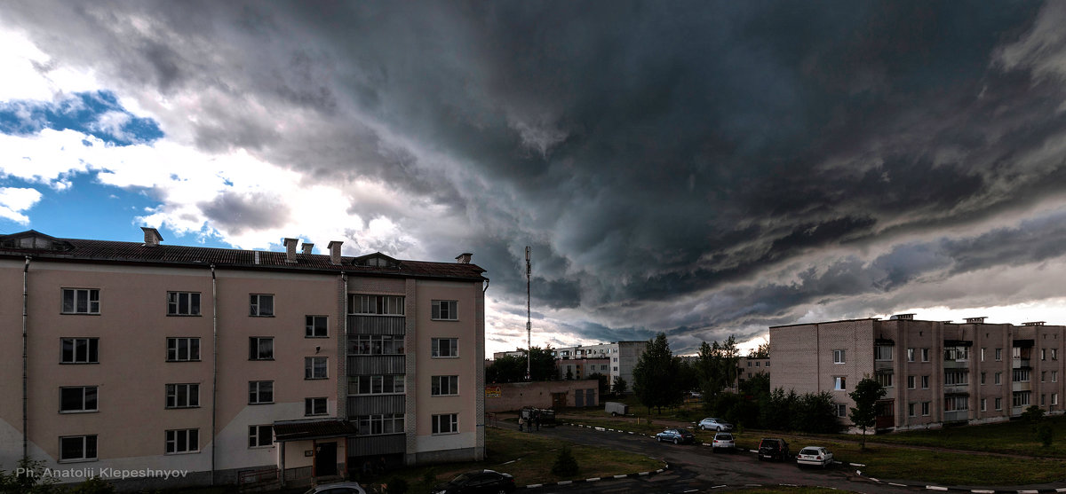 Мрачные тучи нависли над городом Ливень похоже сейчас долбанёт... - Анатолий Клепешнёв