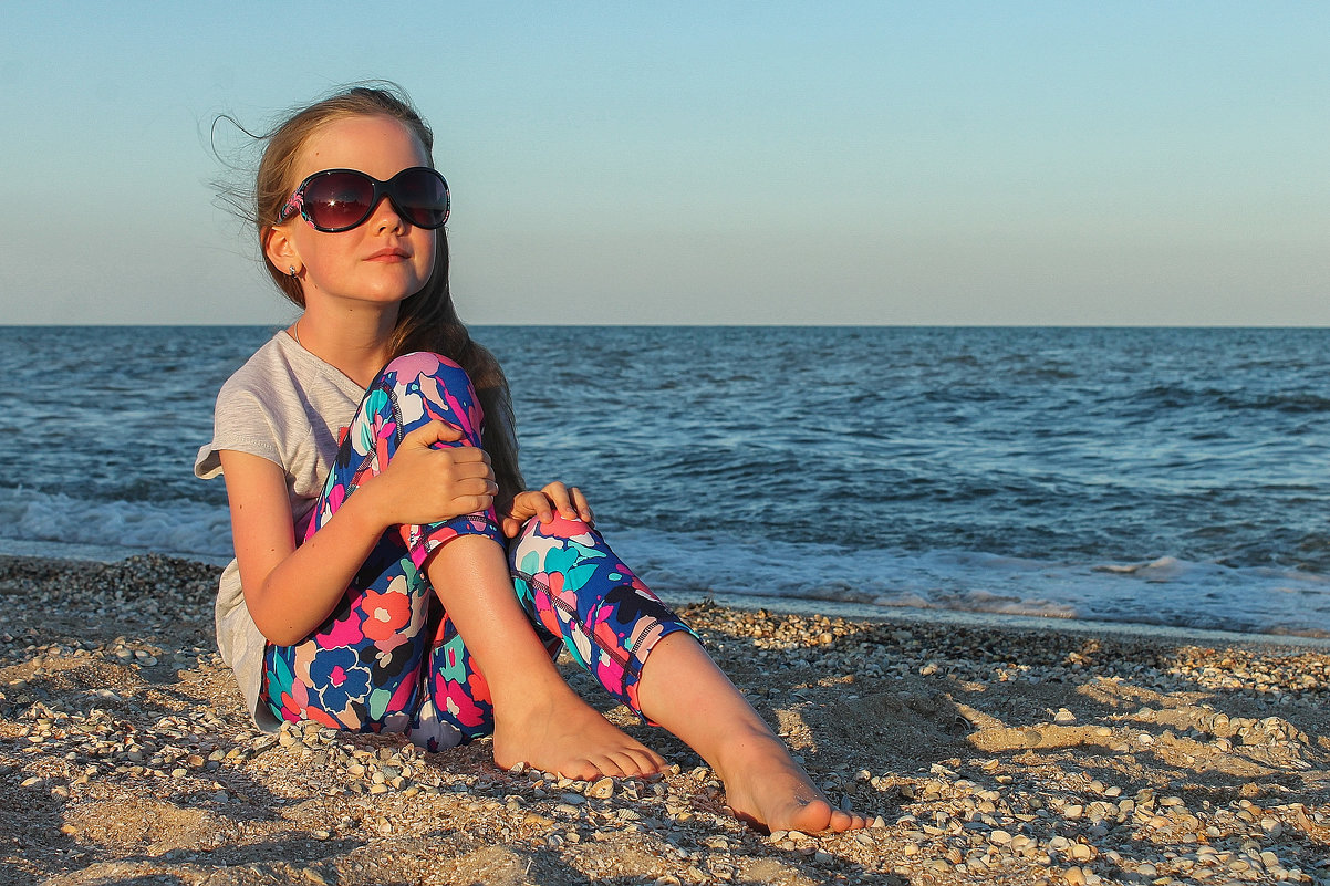 Девочка сидит на берегу моря - Olga Ponomarenko