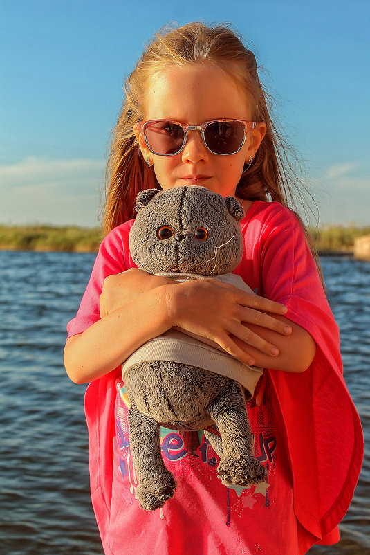 Портрет девочки с игрушкой на берегу - Olga Ponomarenko