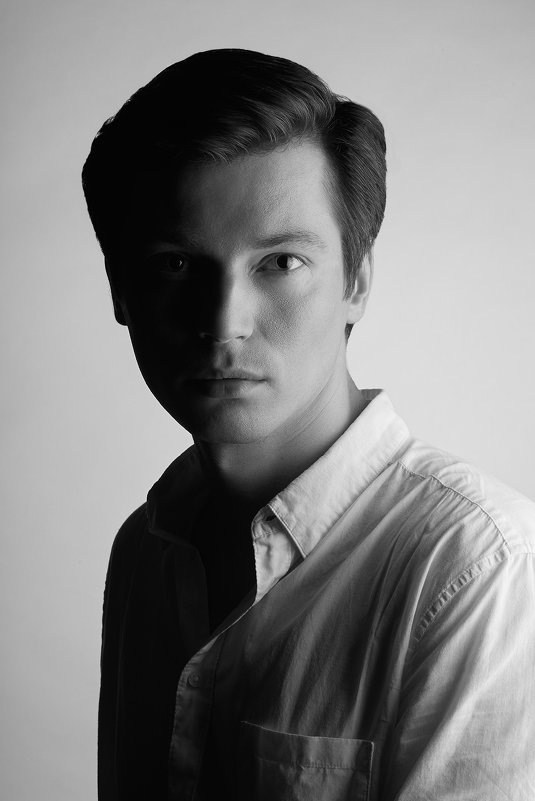 Черно-белый мужской портрет - Александр Степанов