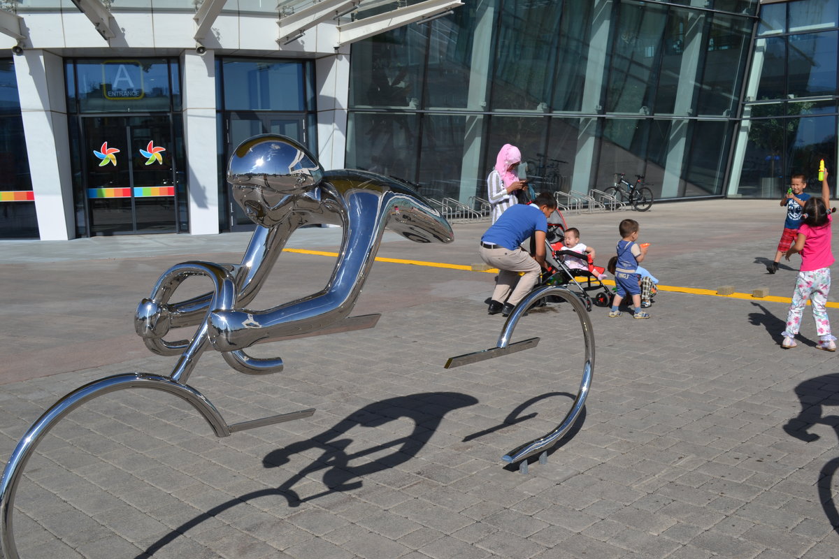 Астана ,время на Экспо 2017 года...Памятник велосипедисту...серебро. - Андрей Хлопонин