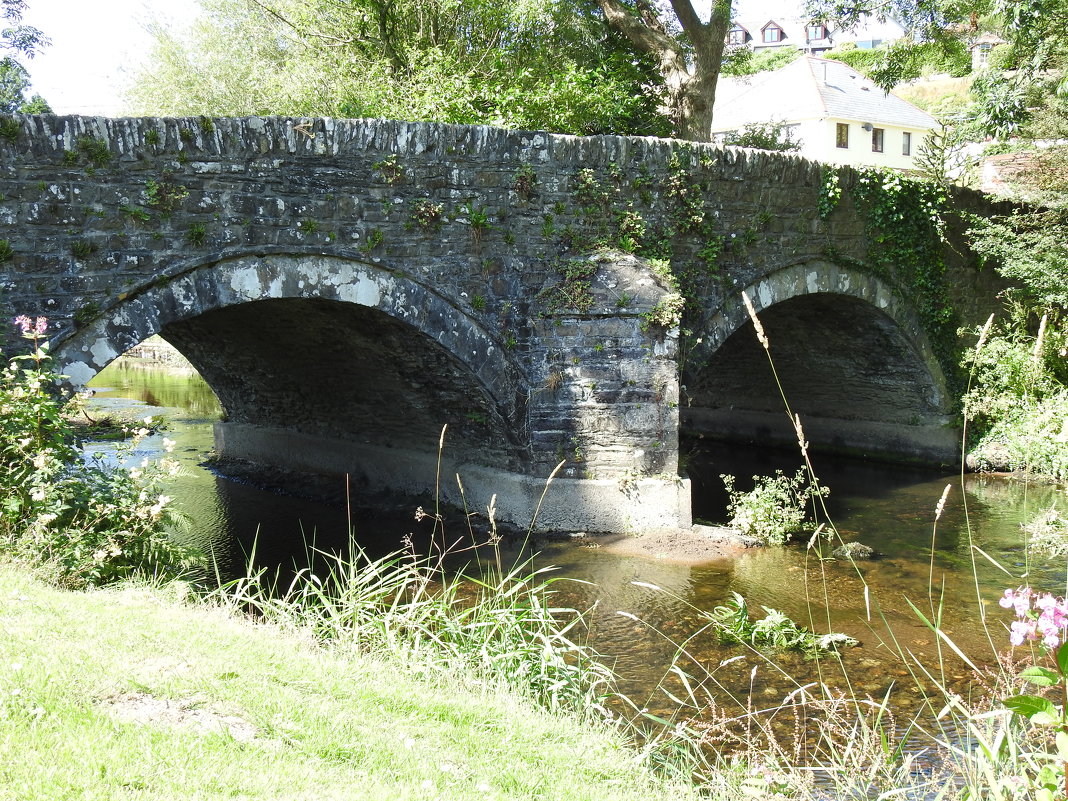 Средневековый мост через реку Кледдай - Natalia Harries