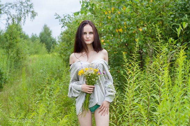 Девушка с цветами - Руслан Веселов