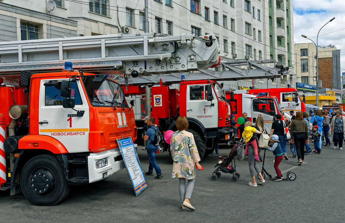 Демонстрация пожарной техники на День города - Дмитрий Конев